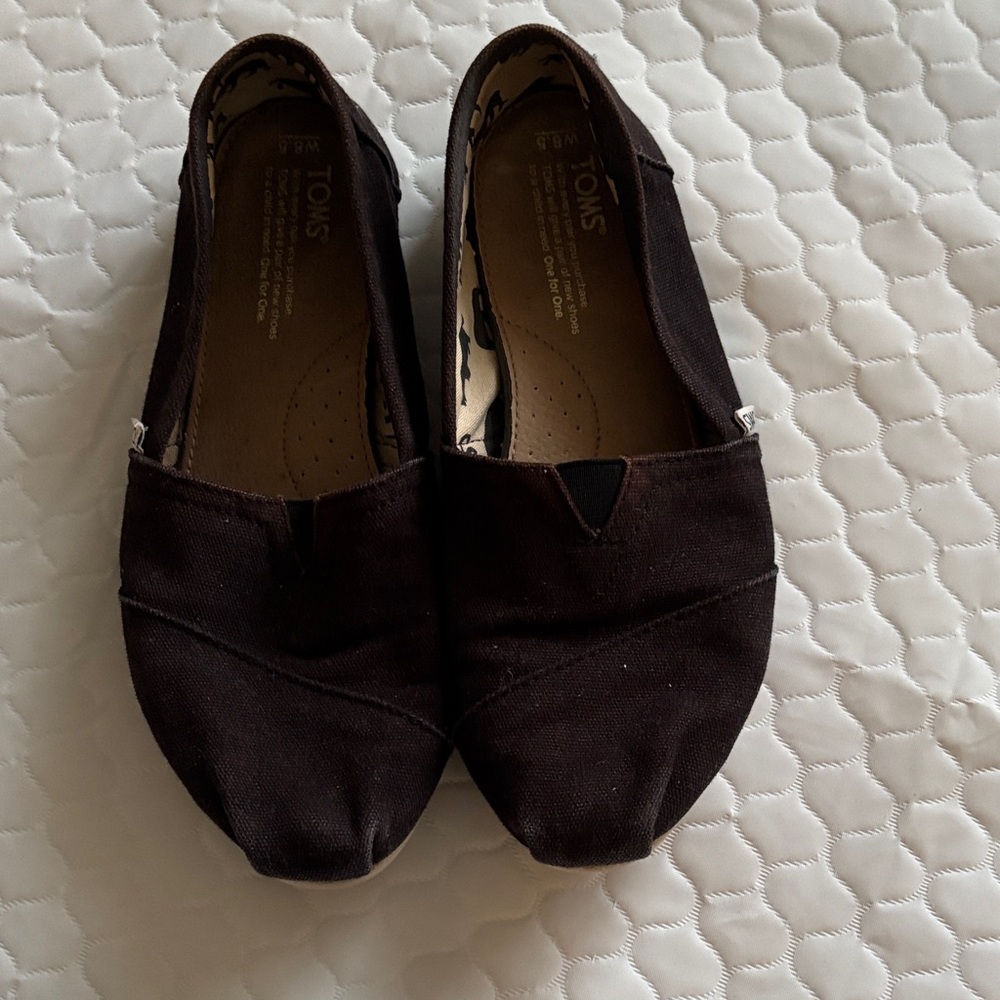 TOMS Slip-On Canvas Flats in Black